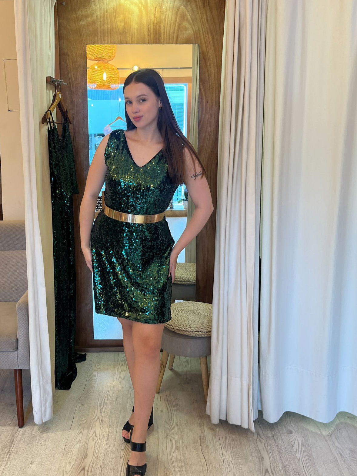Vestido lentejuelas corto escote V