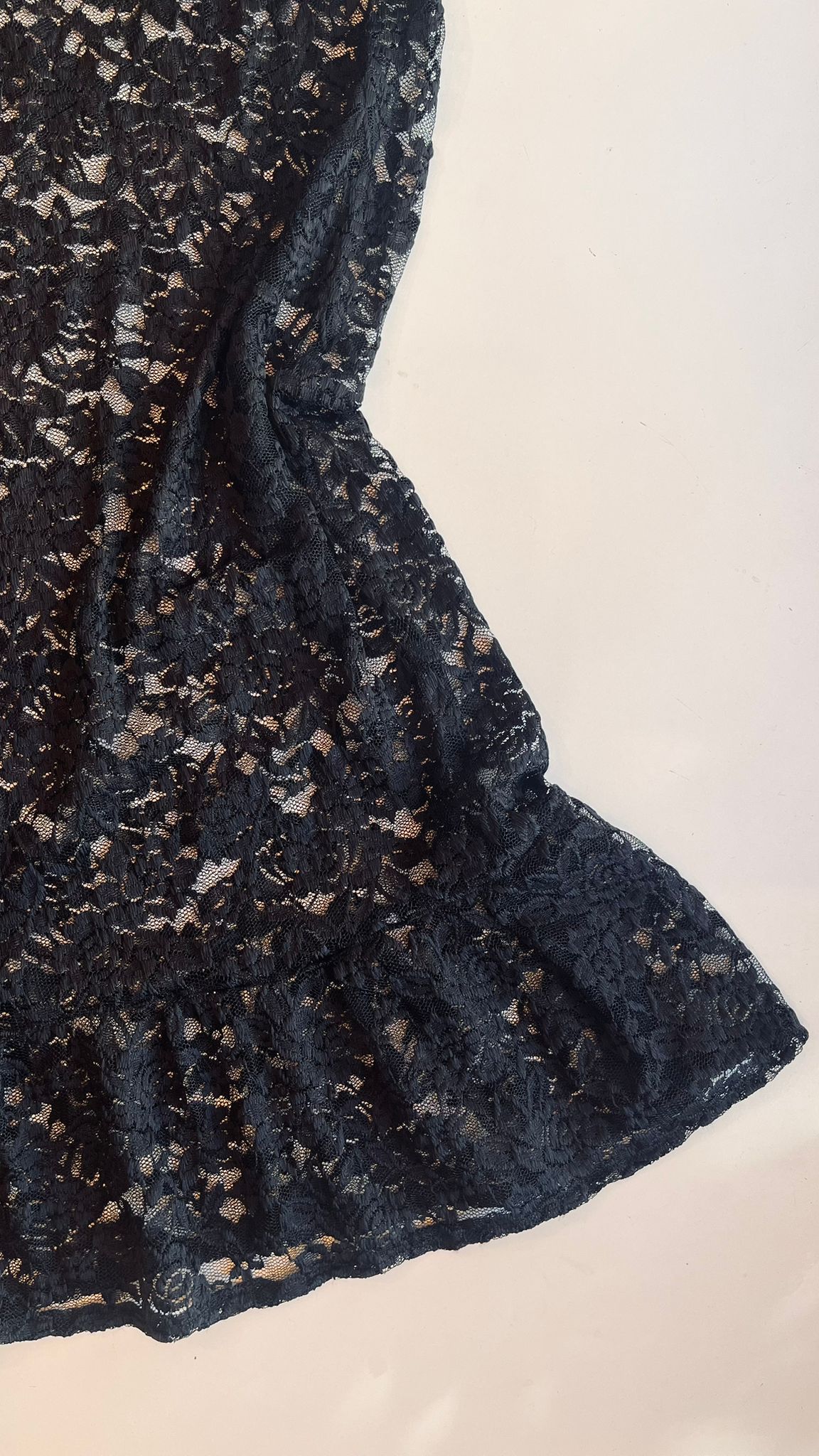 Falda de encaje con volado