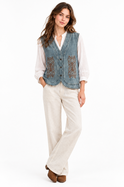 Modelo con fondo blanco de estudio y pantalón liviano